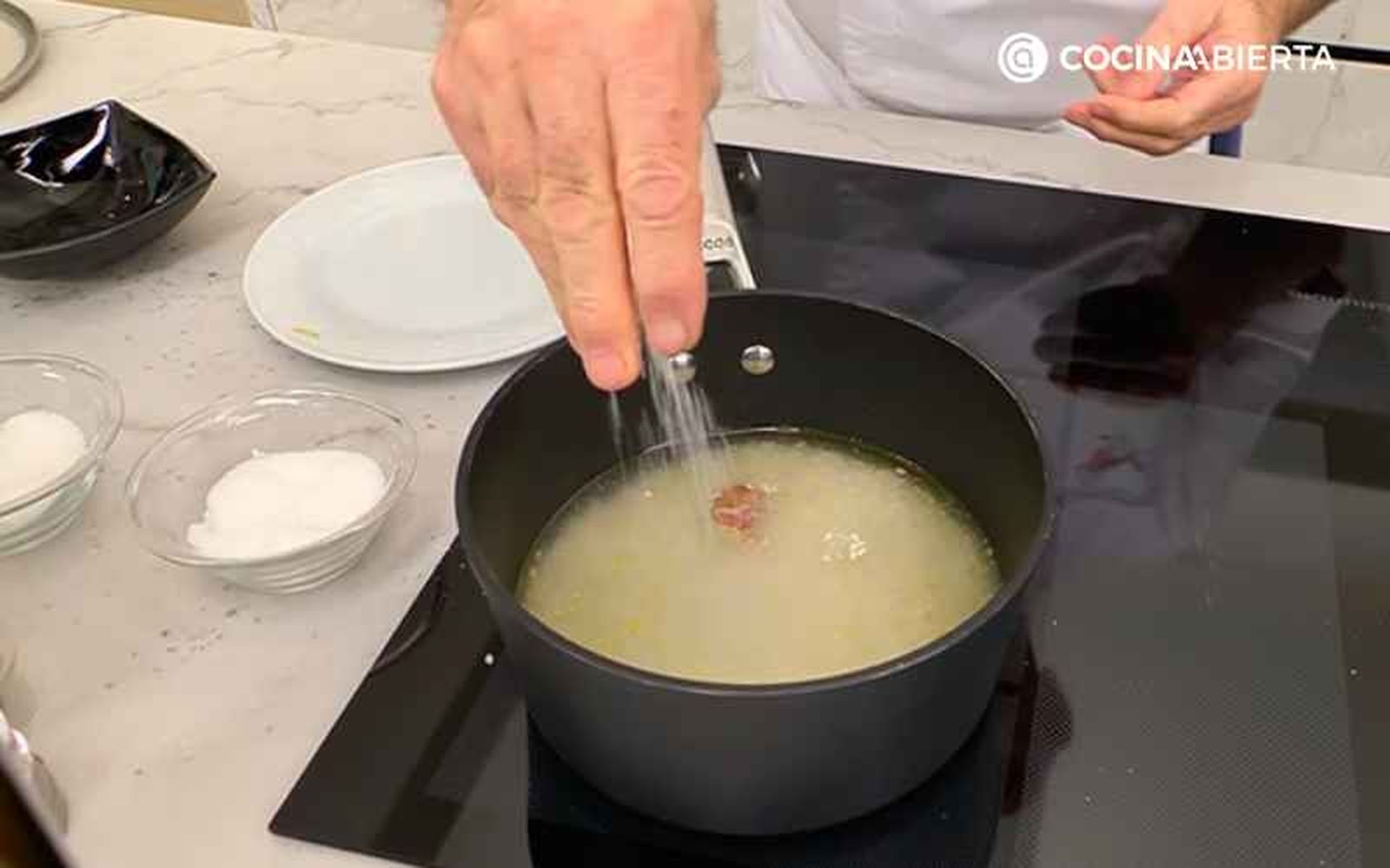 Sazona el arroz y agrega las hebras de azafrán Sazona el arroz y agrega las hebras de azafrán