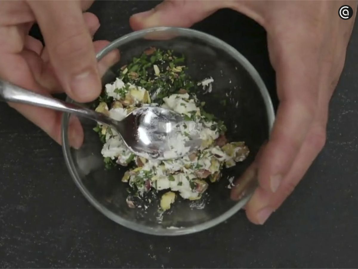 Mezcla el queso crema con el cilantro y los pistachos picados