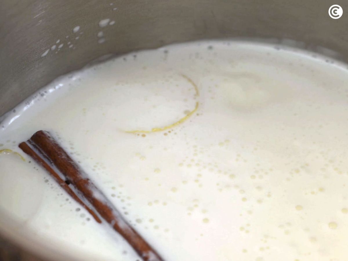 Infusionar la leche con canela y limón