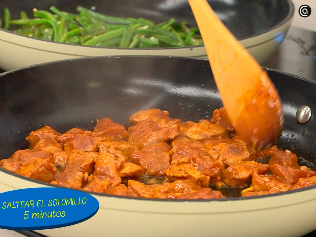 Cocina el solomillo marinado y espolvorea perejil picado