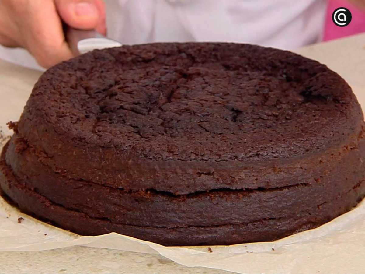 Corta el bizcocho en tres planchas