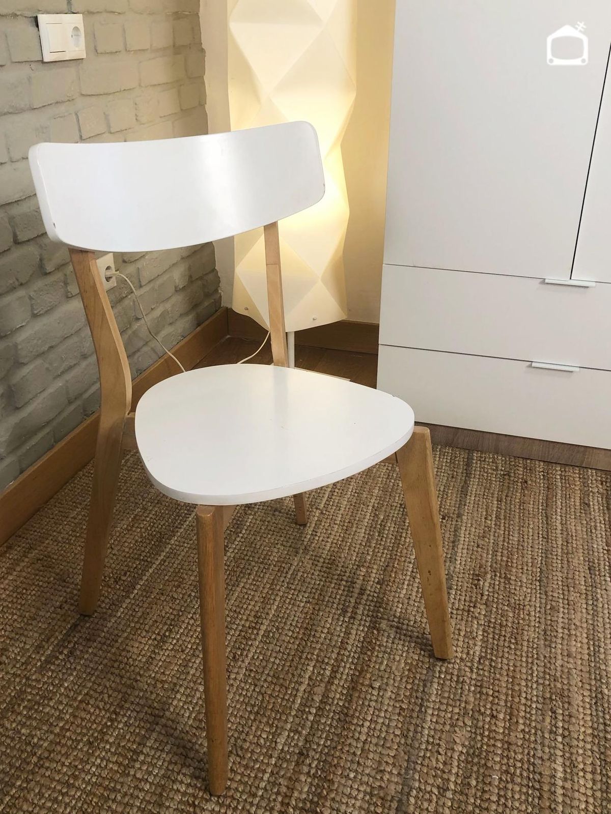Silla con pata de madera reparada.