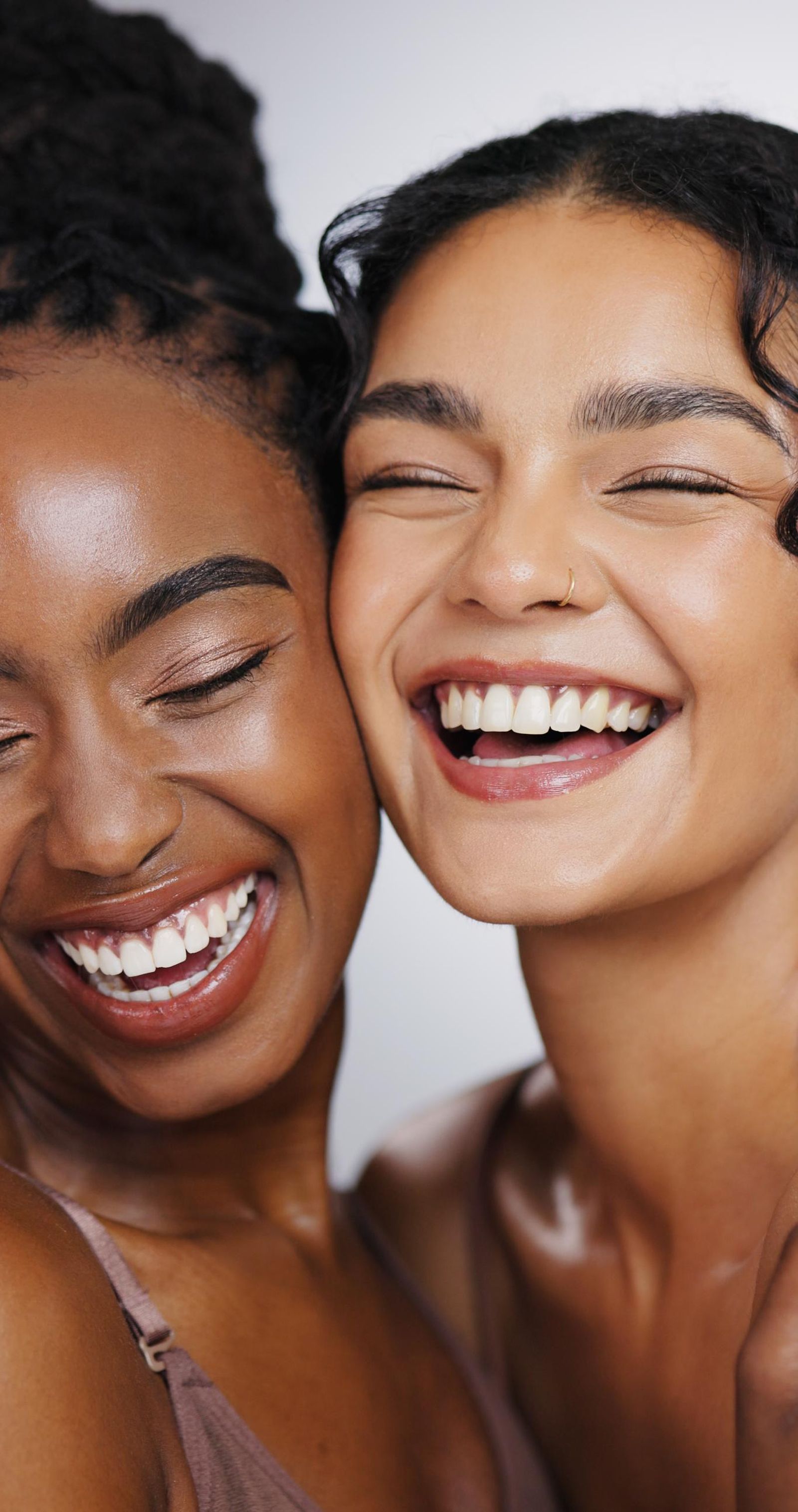 Mujeres con maquillaje efecto cara lavada.