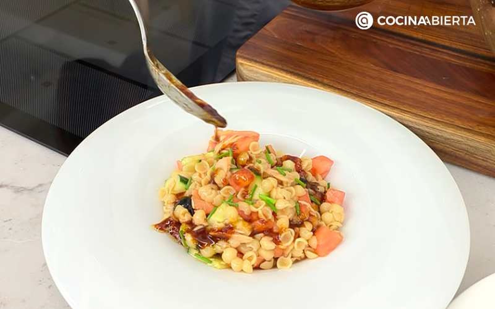 Adereza la ensalada de pasta con el resto de aliño Adereza la ensalada de pasta con el resto de aliño