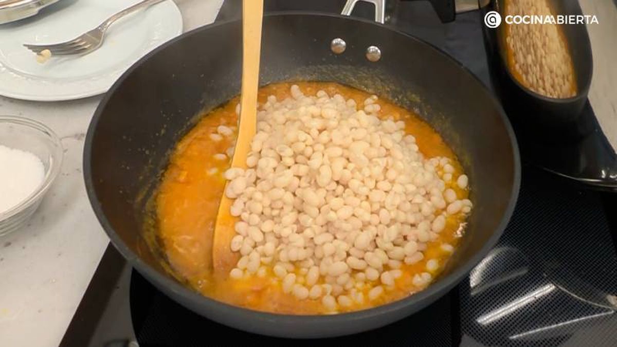 Cocina el sofrito de ajo y tomate y añade las alubias cocidas