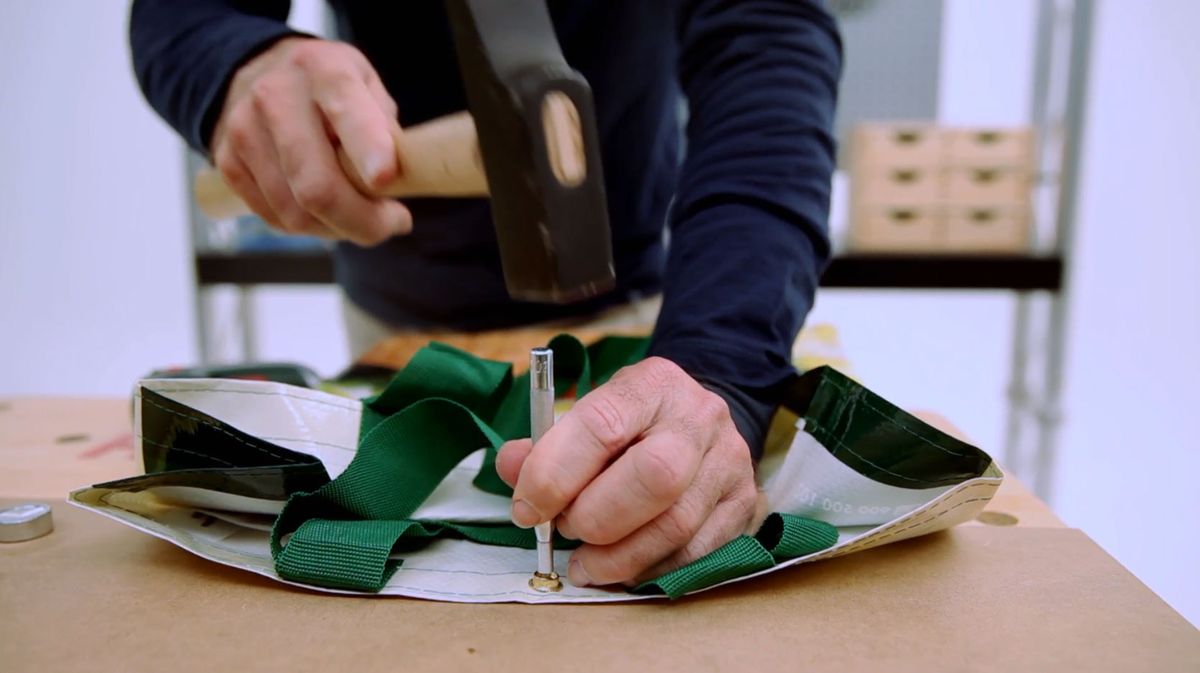 Cómo colocar corchetes o botones a presión paso 5