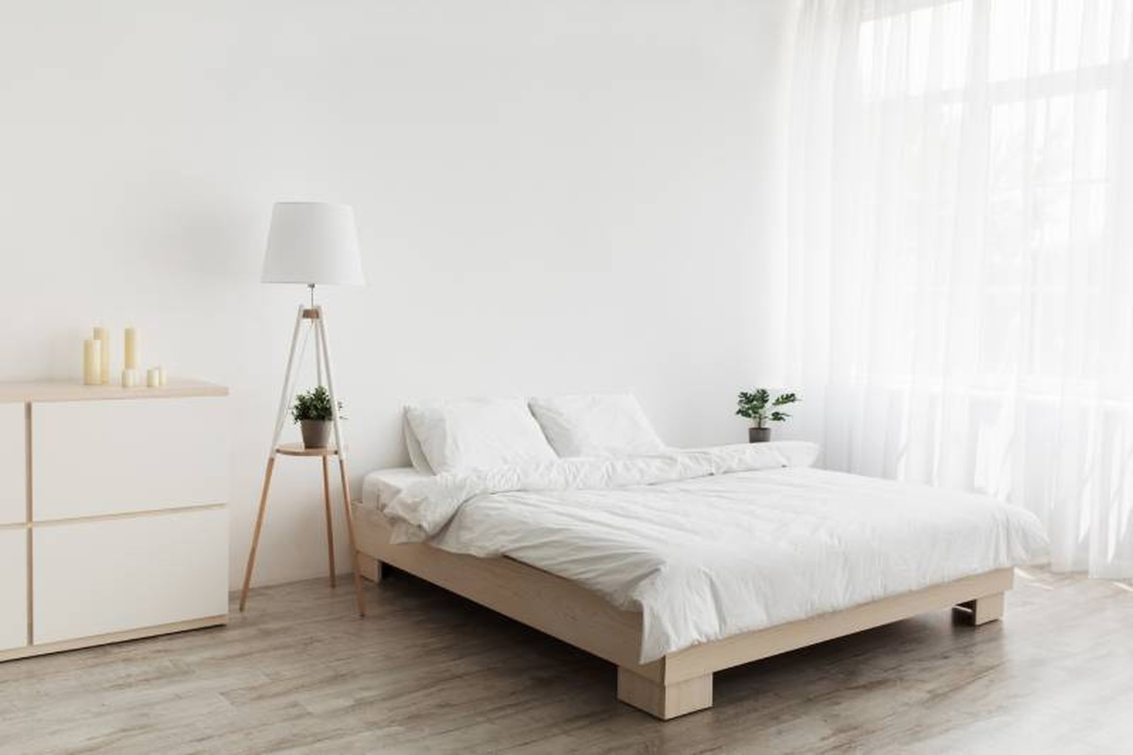 Dormitorio minimalista en blanco.