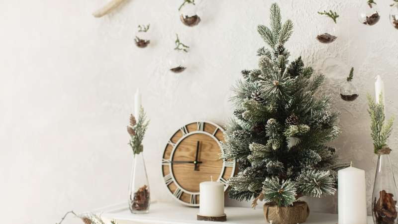 Mueble con decoración de Navidad en tonos neutros. Mueble con decoración de Navidad en tonos neutros.
