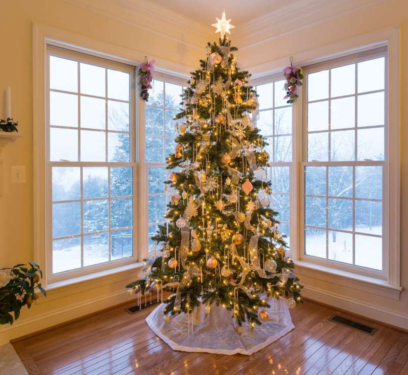 Árbol de Navidad con faldón para tapar el pie. Árbol de Navidad con faldón para tapar el pie.