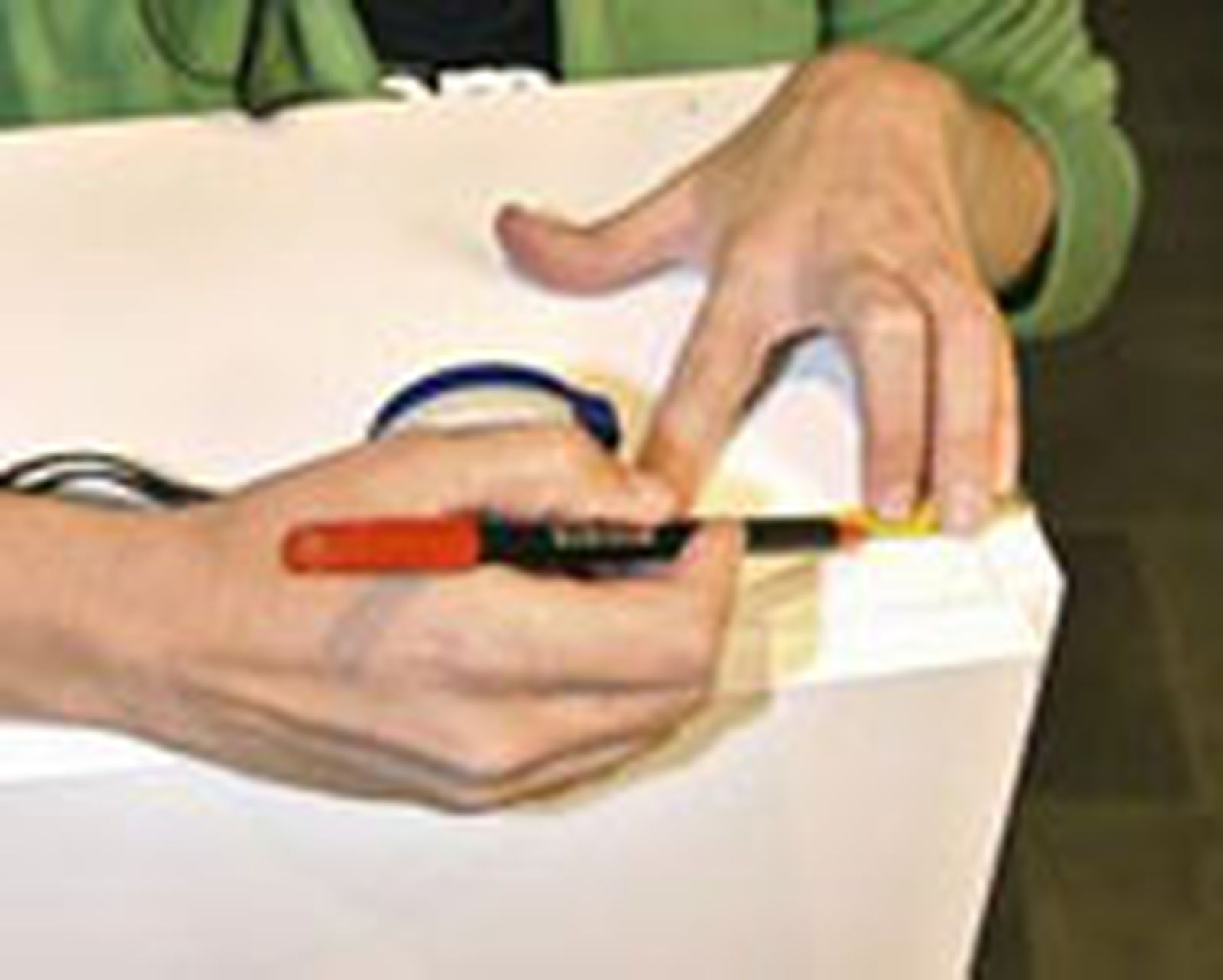 Brico 0487 2 colocacion pata roscada niveladora paso 1 Brico 0487 2 colocacion pata roscada niveladora paso 1