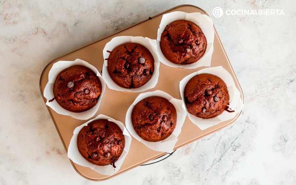 Enfría las magdalenas de chocolate en una rejilla