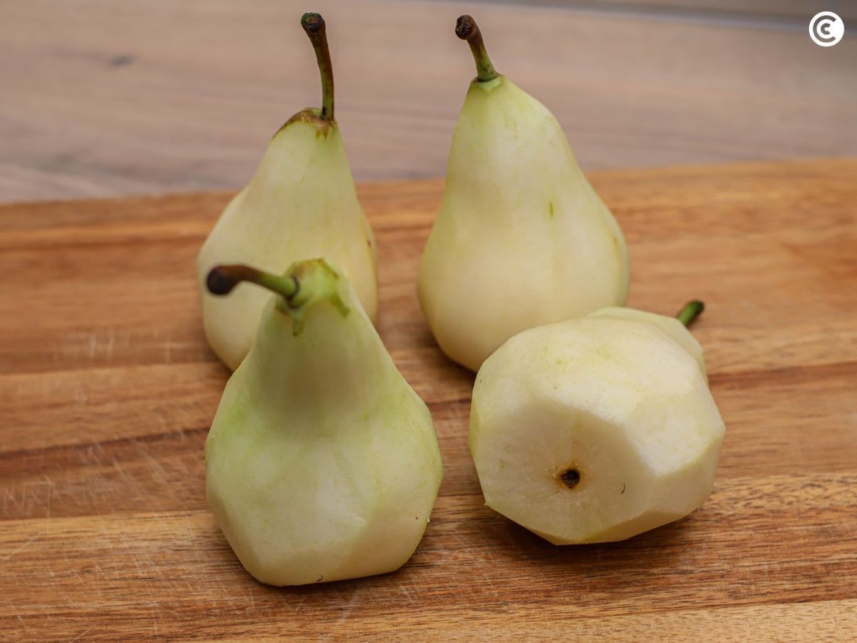 Pelar las peras para hacer al vino tinto