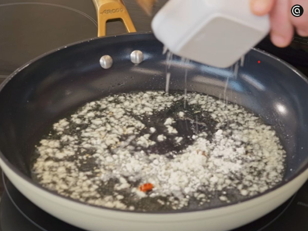 El ajo picado y la guindilla se rehogan en aceite para comenzar la base de la salsa.