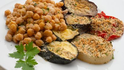 Gratinado de garbanzos y hortalizas, receta de Karlos Arguiñano
