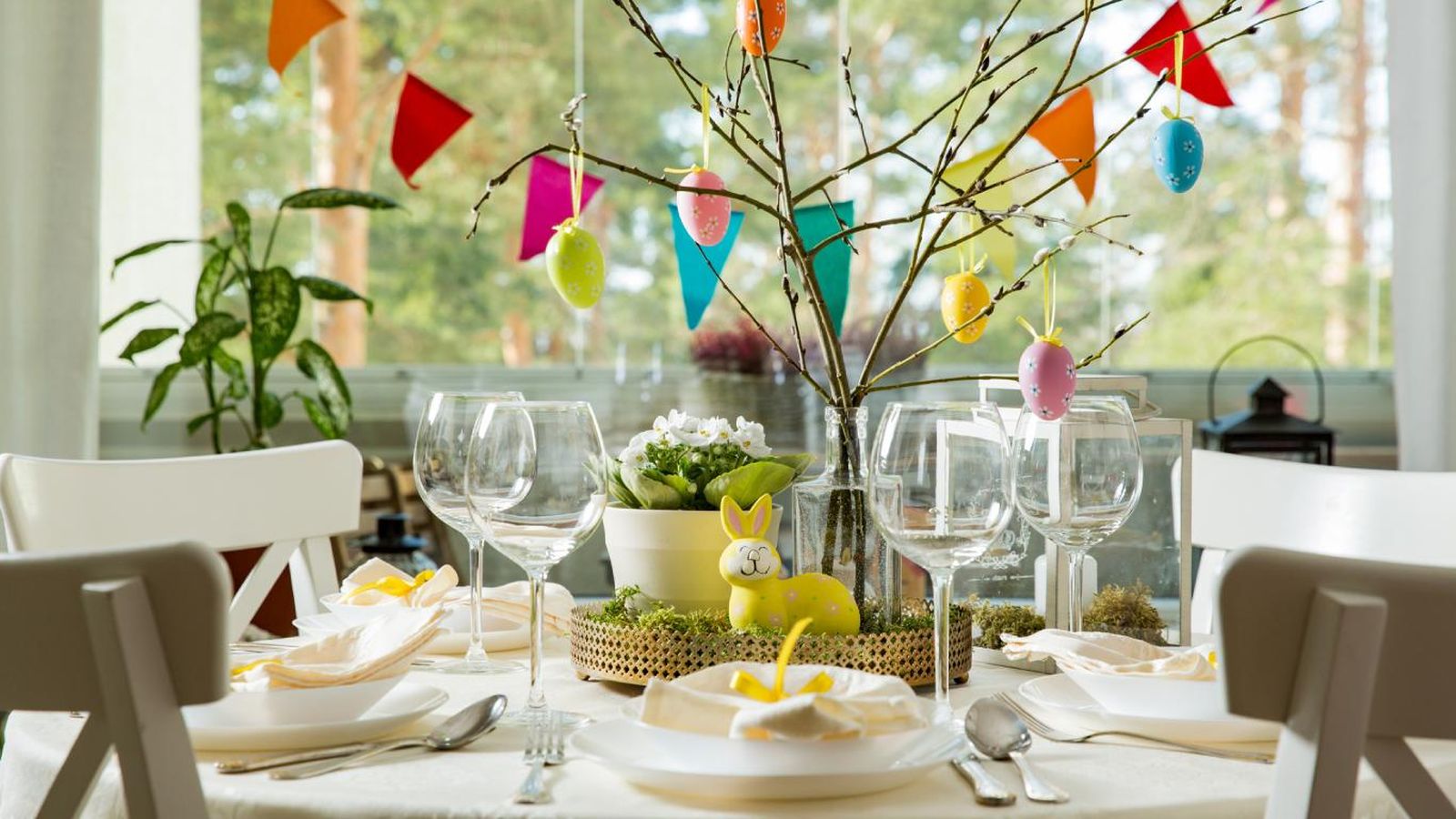 Mesa de comedor con decoración de Pascua alegre y original.