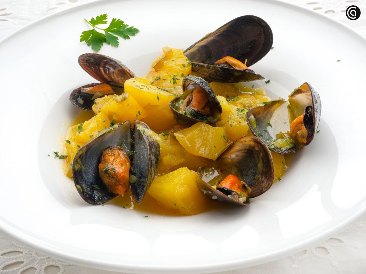 Patatas con mejillones al azafrán, receta marinera de Karlos Arguiñano