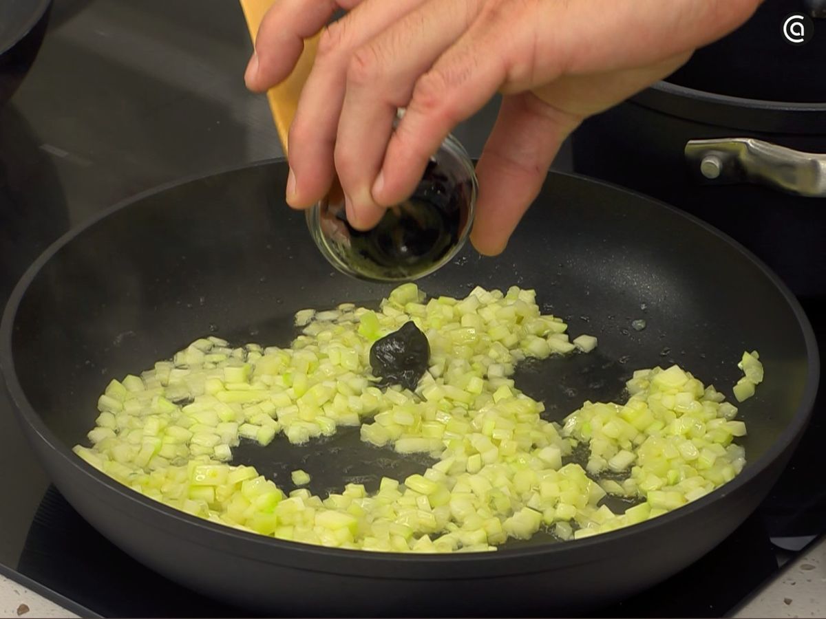 Cocina el calabacín con la tinta y el caldo hasta que reduzca