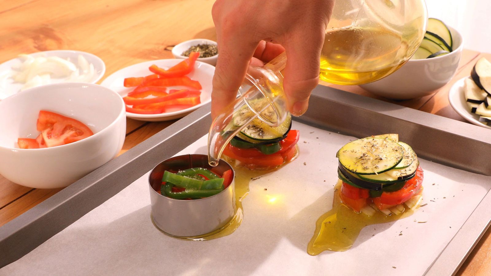 Ayúdate de un cortapasas para montar las verduras Ratatouille paso 3