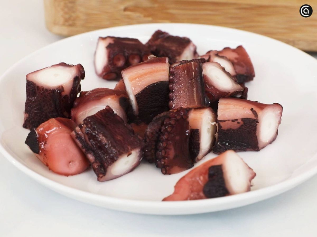 Corta el pulpo en trozos pequeños