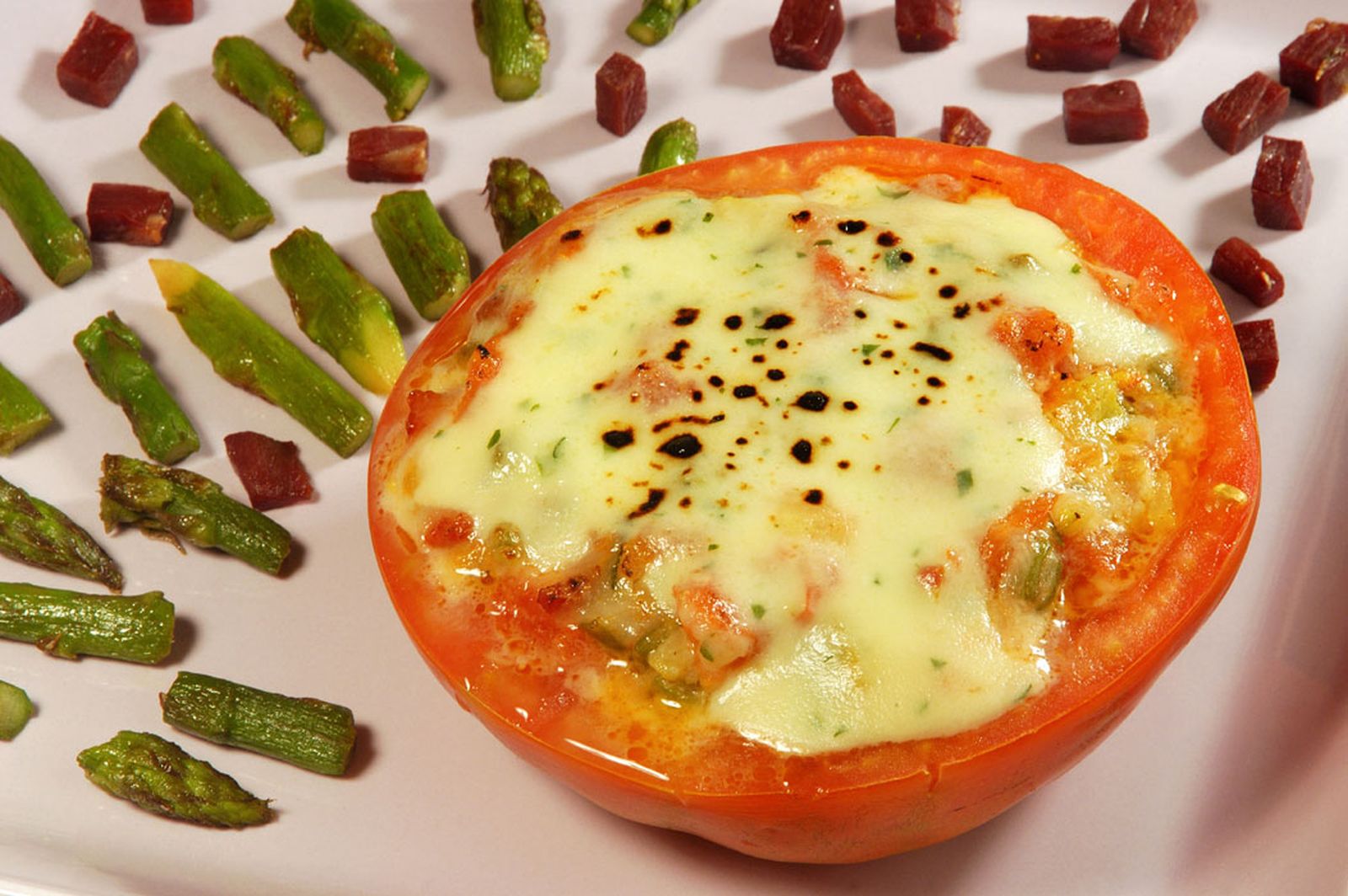 Tomates rellenos de verdura y queso tierno