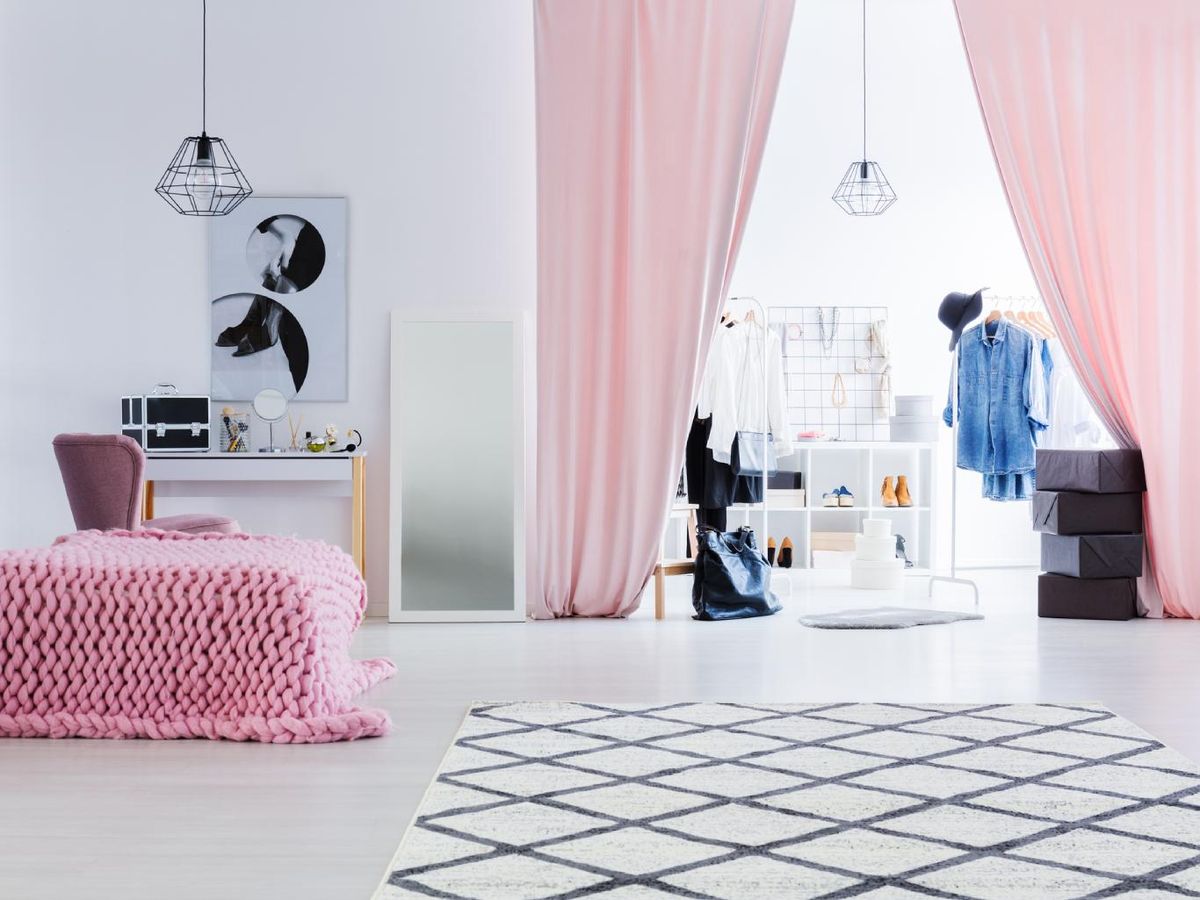 Dormitorio con vestidor con cortina.