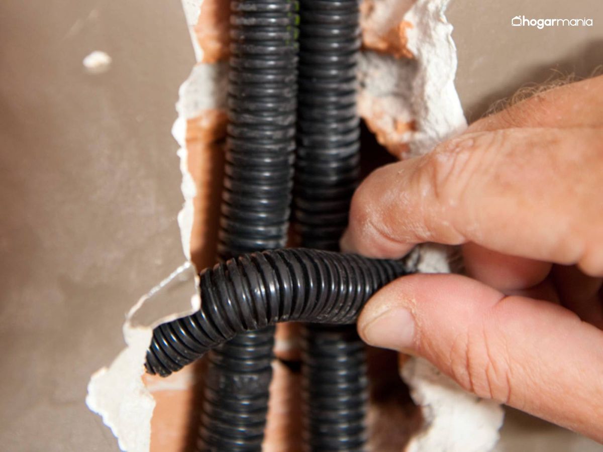 Coloca los tubos corrugados