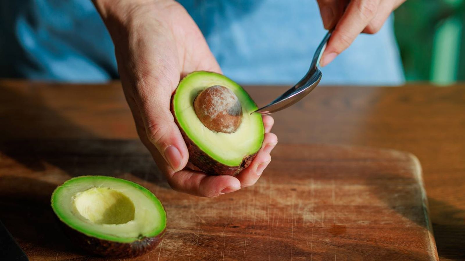El truco viral de conservar el aguacate en agua puede mantener la pulpa verde hasta 48 horas.