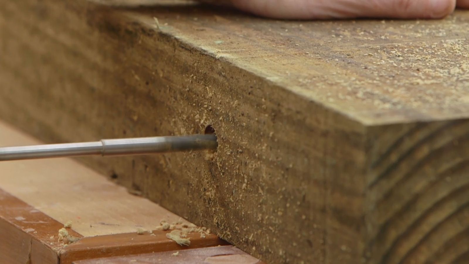 Como hacer una mesa de comedor con traviesas de madera paso 3 Como hacer una mesa de comedor con traviesas de madera paso 3