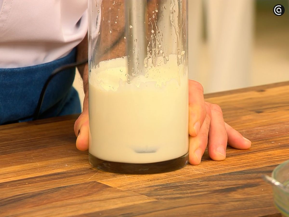 Cocina las pieles del bacalao, retira las pieles y bate el aceite hasta emulsionar