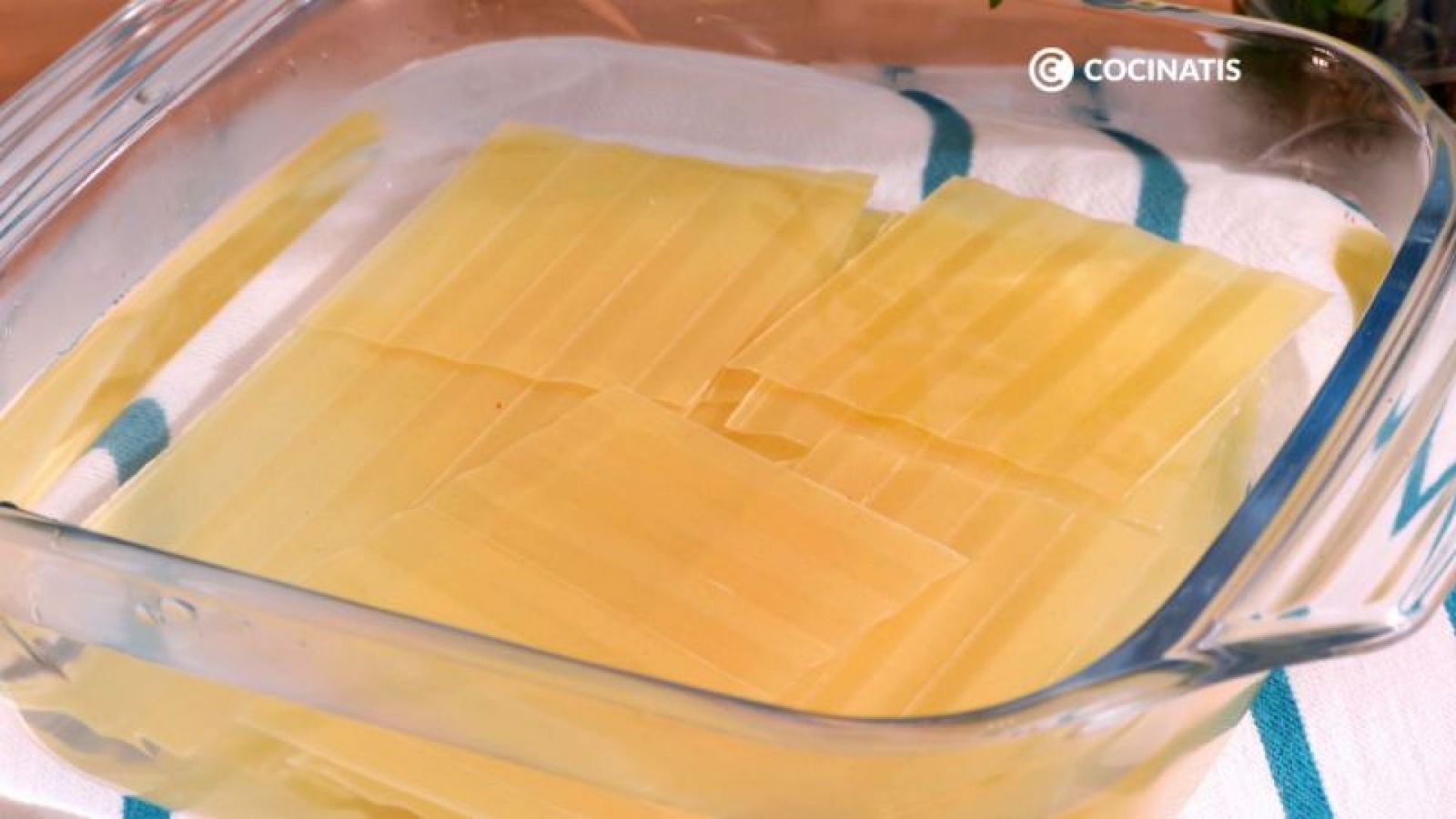 Introducimos las placas de pasta en agua caliente Introducimos las placas de pasta en agua caliente
