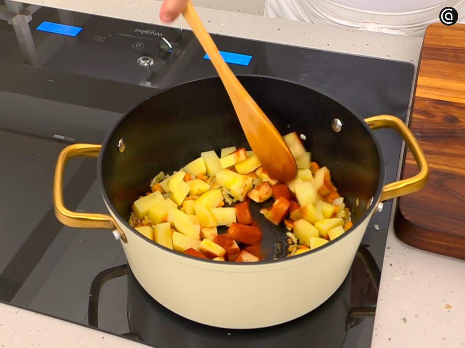 Sofríe las hortalizas y luego añade caldo de pollo y jamón