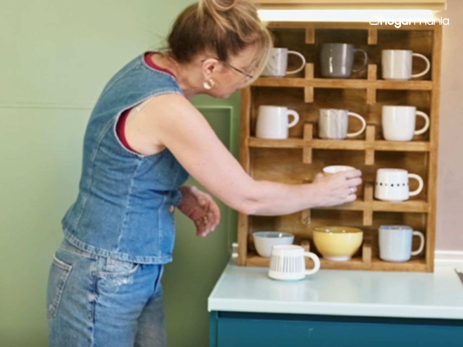 Coloca el estante sobre la encimera y organiza tus tazas favoritas para completar tu coffee corner.