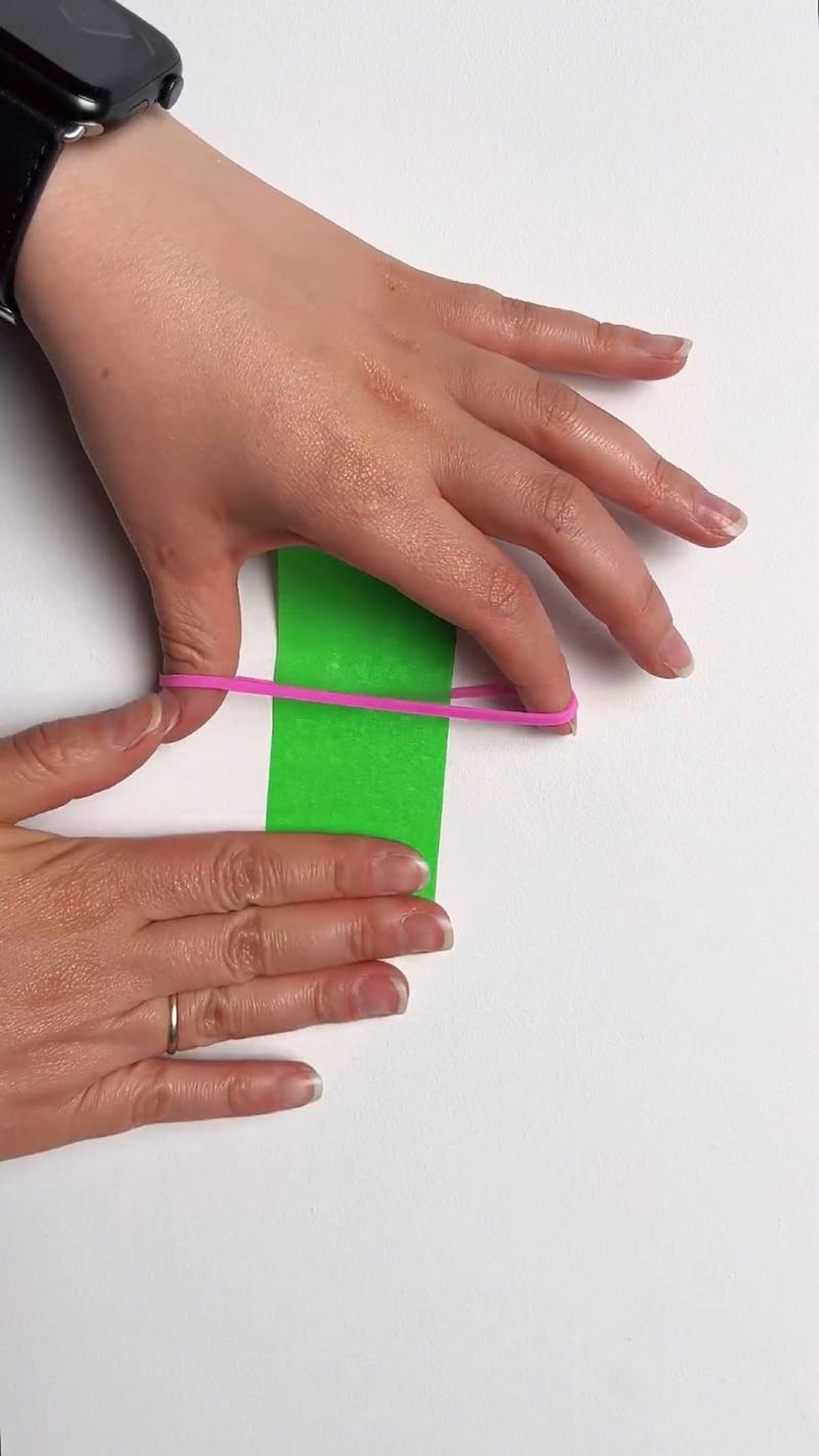 Cinta de carrocero y una goma en la pared para pegar los globos.