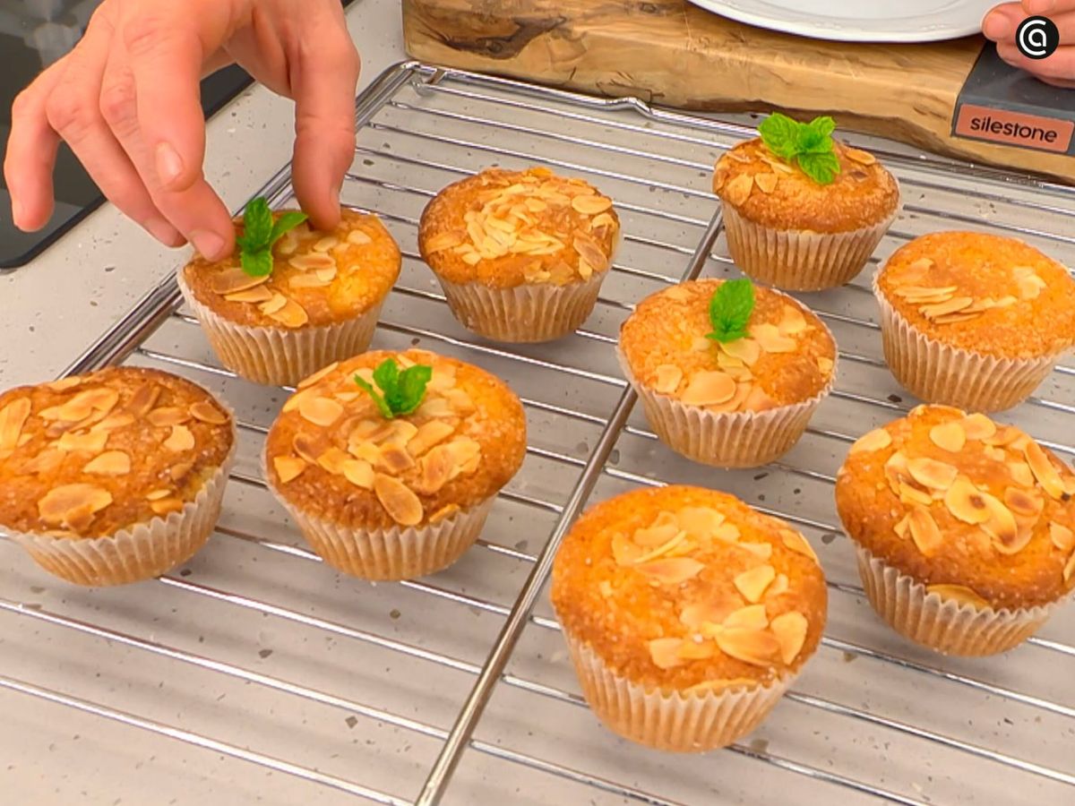 Decora las magdalenas de mantequilla y almendra con hojas de menta