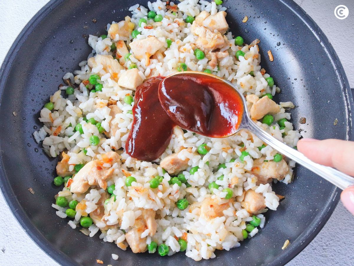 Agrega la salsa al arroz del omurice