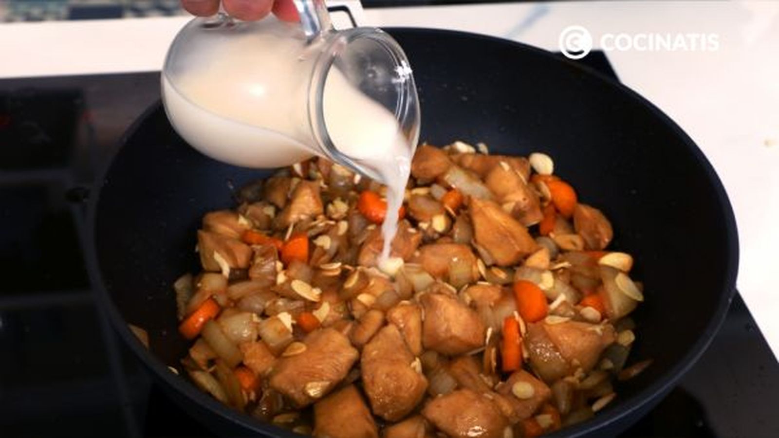 Disuelve la maicena en caldo y viértelo en la sartén CTIS0993 receta pollo con almendras paso 6
