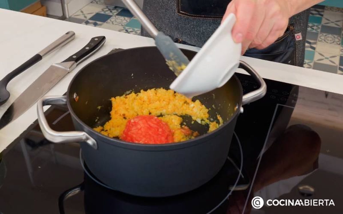 Elaboración de la receta de sopa con virutas de jamón - Cocina el sofrito de hortalizas y añade el tomate