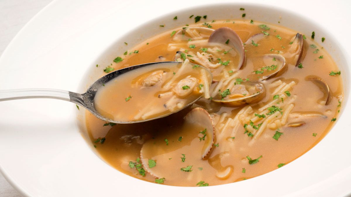 Sopa de almejas con fideos 