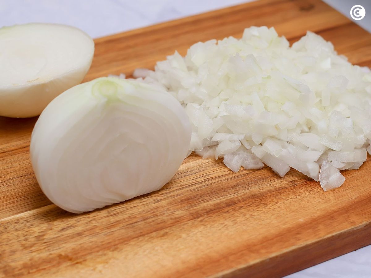 Corta la cebolla para pocharla