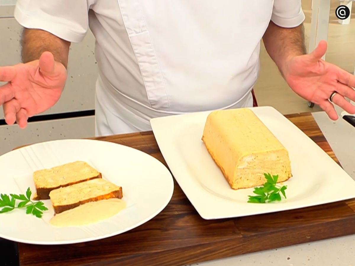 Acompaña el pastel de merluza con salsa rosa y decora con perejil