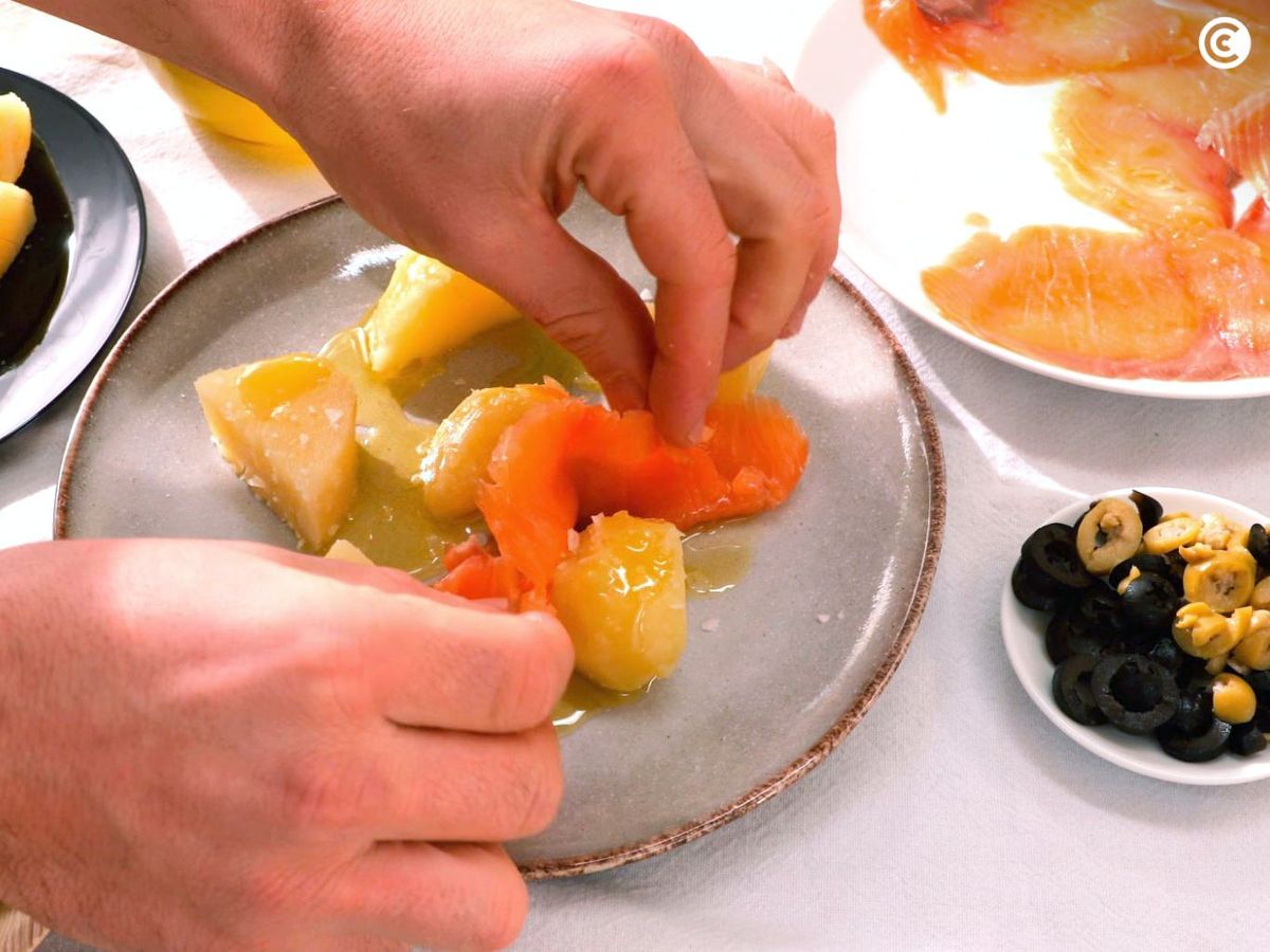 Montar la ensalada de salmón ahumado con patatas