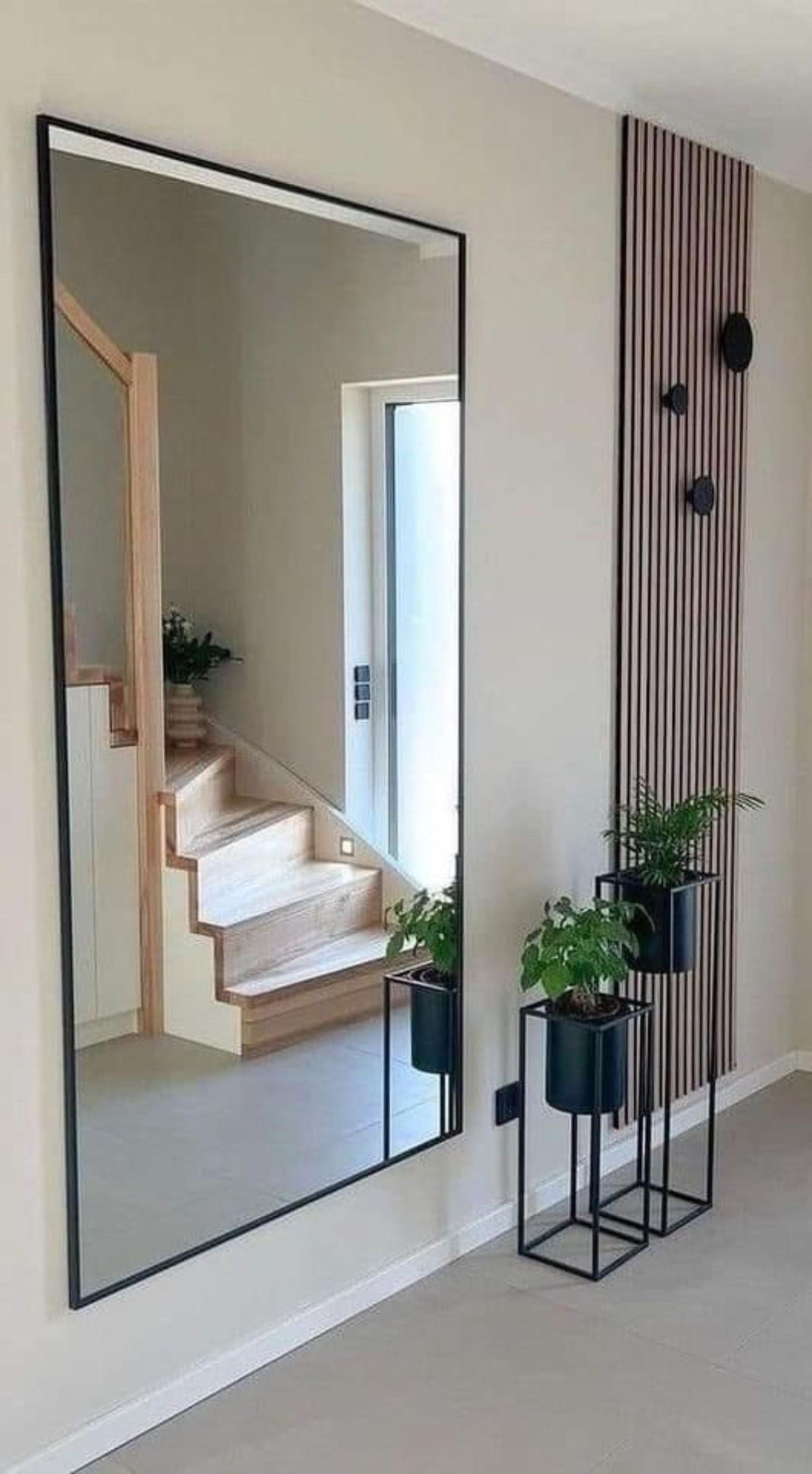 Recibidor con espejo grande de pared de estilo industrial. Recibidor con espejo grande de pared de estilo industrial.