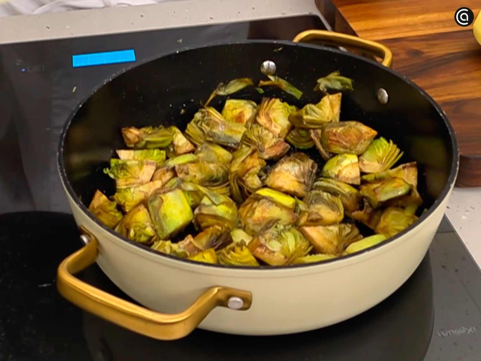 Pon las alcachofas a cocinar en una cazuela con un poco de aceite