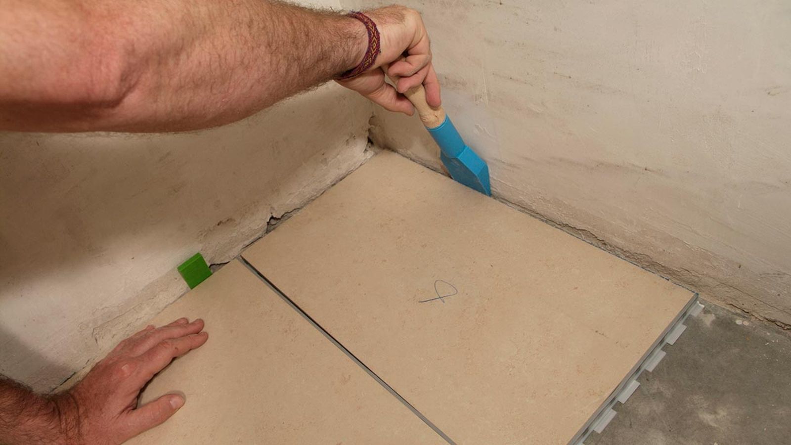 Revestir suelo con gres sin obra paso 11 Revestir suelo con gres sin obra paso 11