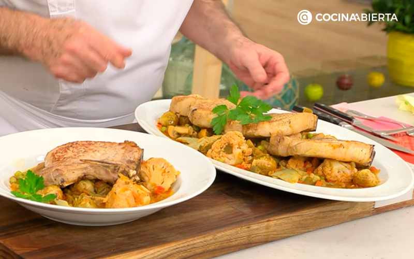 Sirve las chuletas de cerdo a la sidra con verduras Sirve las chuletas de cerdo a la sidra con verduras