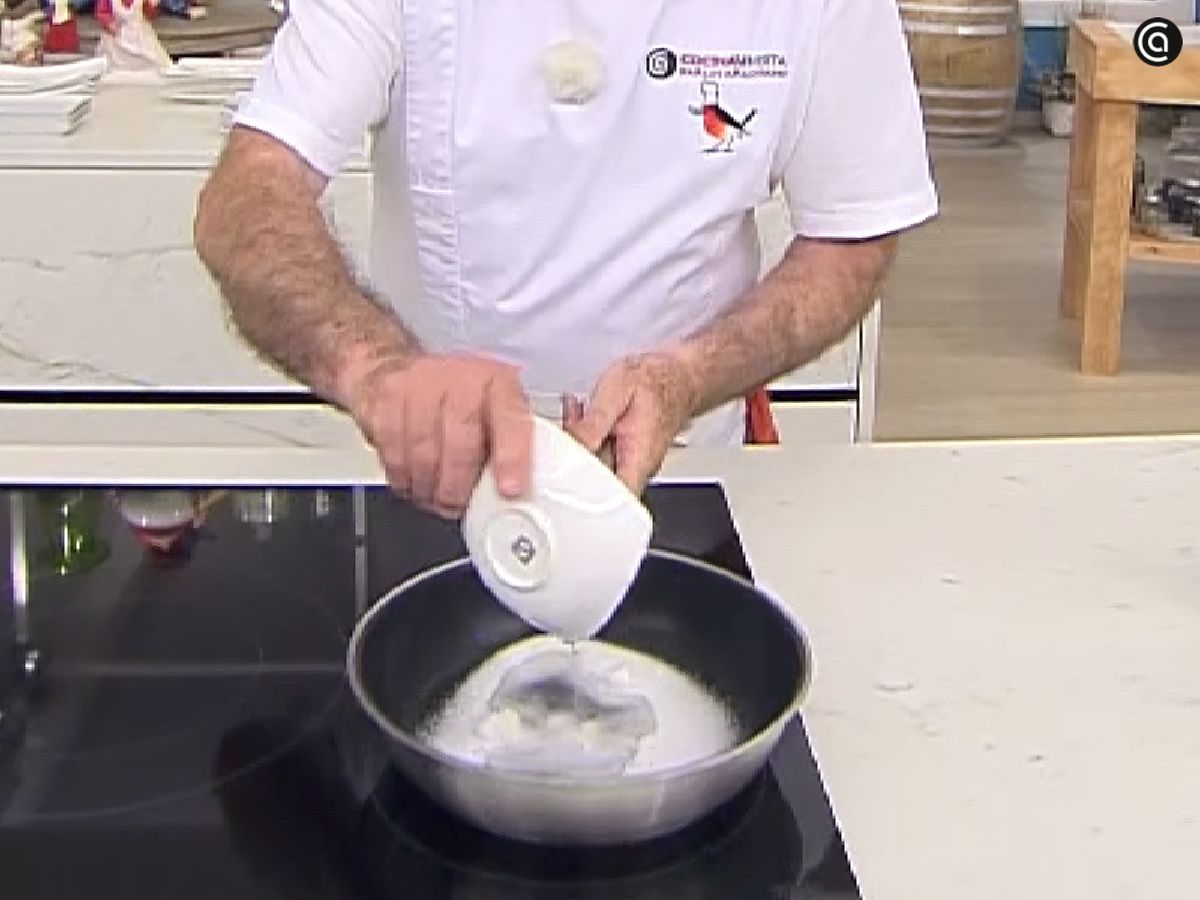 Pon azúcar y una cucharadita de agua para preparar el caramelo y deja que enfríe en la flanera