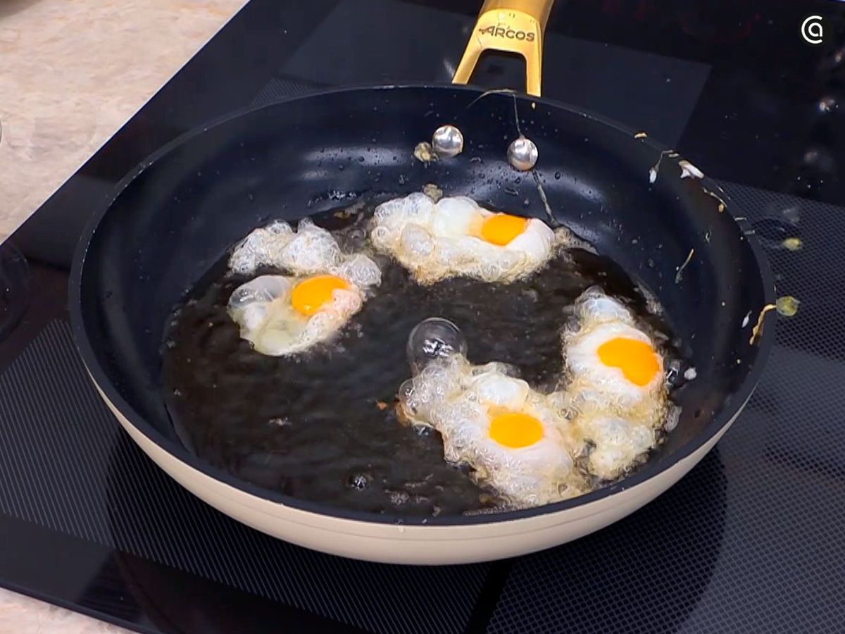 Freír huevos de codorniz para las acelgas a la vasca