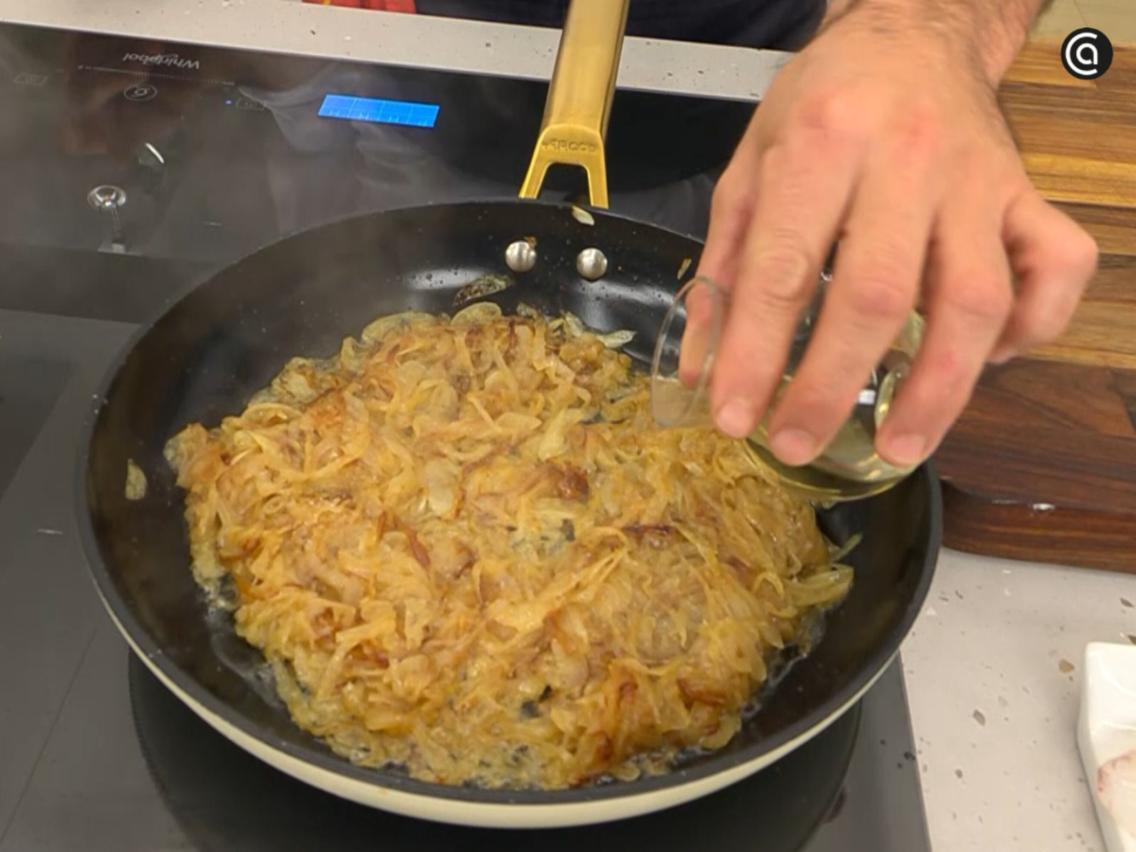 Añadimo el vino blanco a la cebolla pochada y dejamos que se evapore por completo antes de reservar.