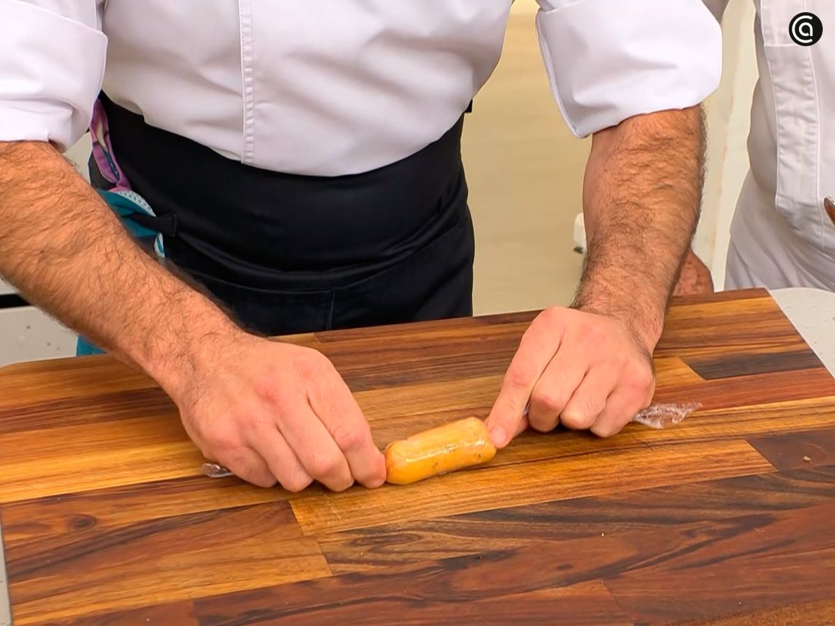 Da forma a las salchichas utilizando film