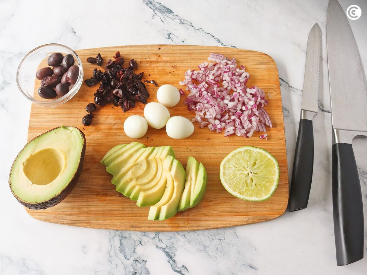 Preparar el resto de ingredientes para la causa limeña